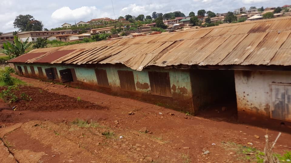 Exterior of GBPS Bafoussam Group 2B showing the old and deteriorated roof before rehabilitation